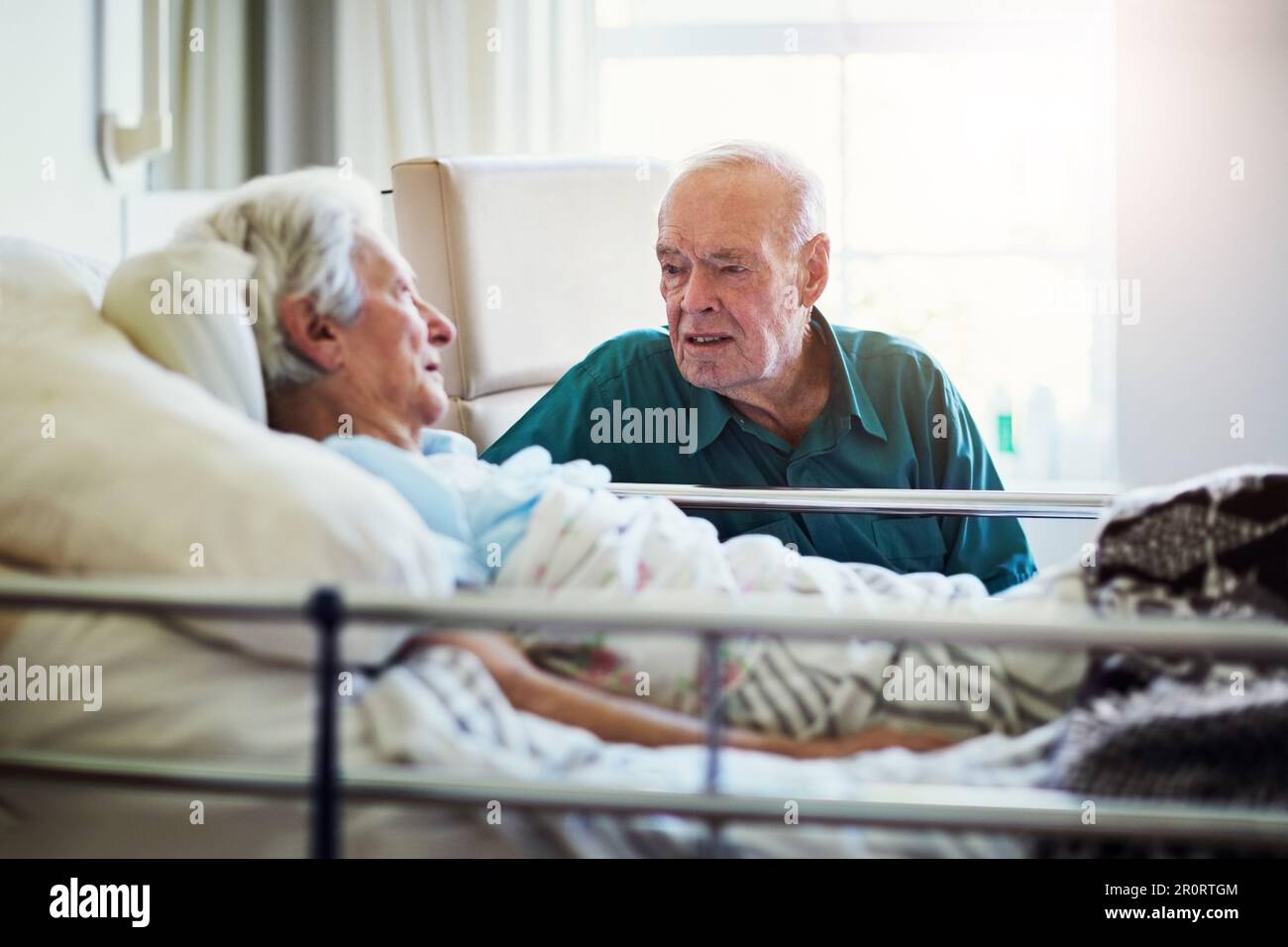 L'amour est toujours là les uns pour les autres. un homme âgé rendant visite à sa femme malade à l'hôpital. Banque D'Images