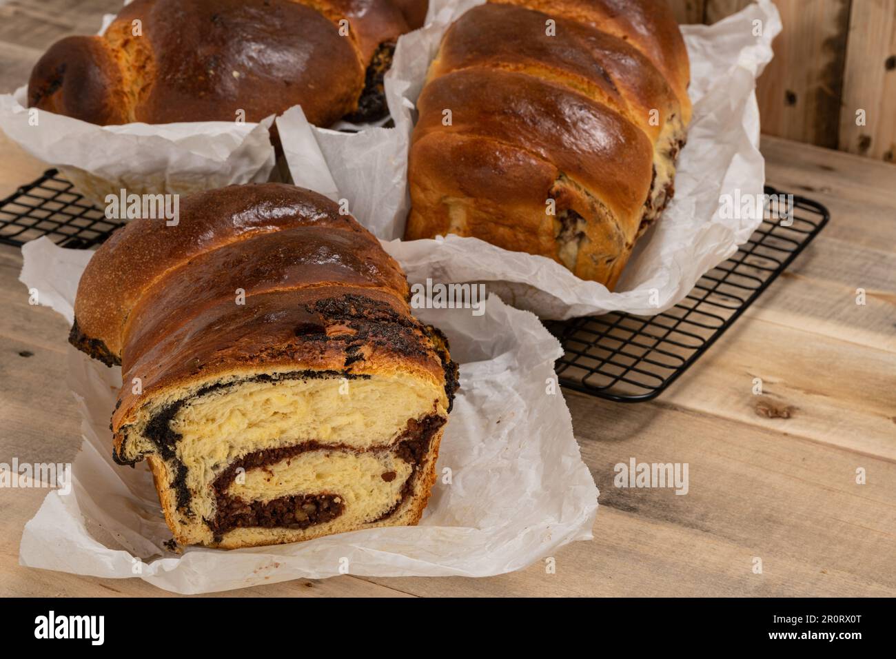 Gâteaux roumains traditionnels fraîchement préparés les jours de Pâques et de Noël. 'Cozonac' ou 'cozonaci', est fait de pâte de levure douce utilisée pour faire Banque D'Images