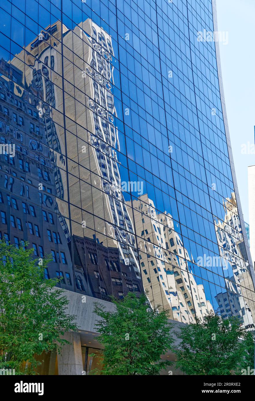 Le Park Lane Hotel se reflète dans la façade en verre incurvée du Solow Building, dans Midtown Manhattan. Banque D'Images