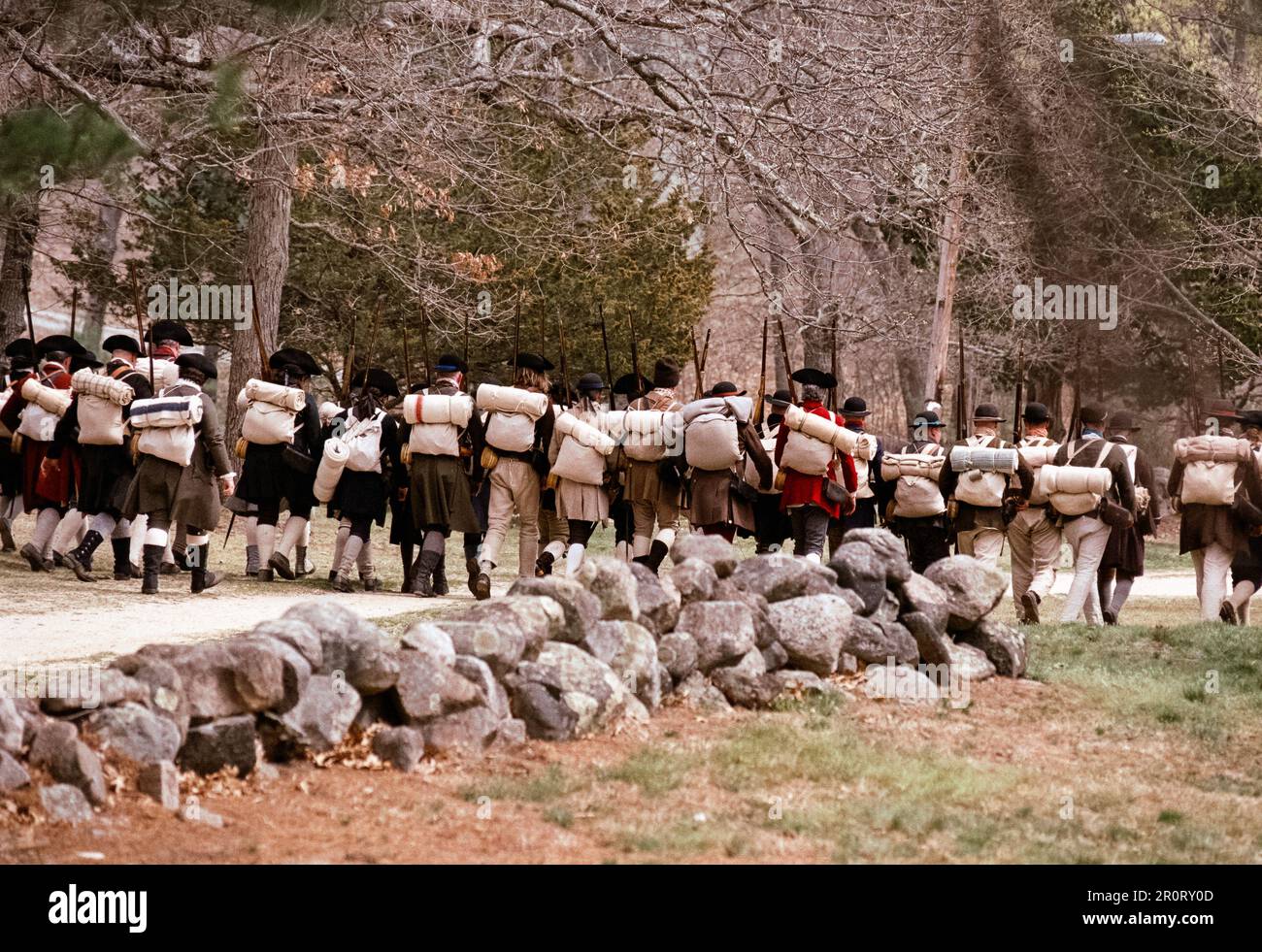 Lexington, Massachusetts États-Unis - avril 2023 - les troupes coloniales et britanniques s'affrontent avec des mousquets qui tirent le long de Battle Road dans le Minuteman National Histori Banque D'Images