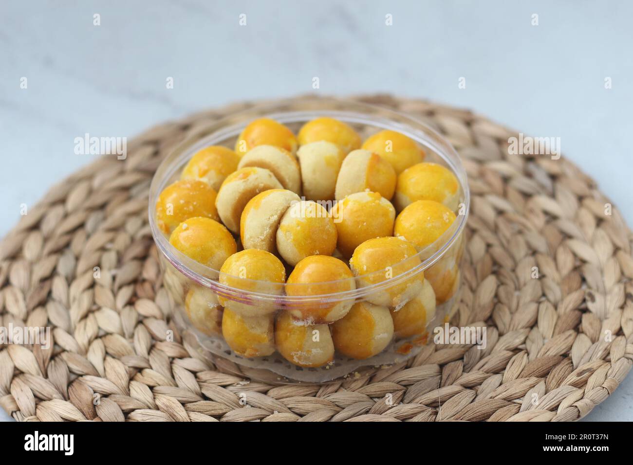Les biscuits nastars, les tartes à l'ananas ou les tartes à nanas sont de petites pâtisseries de taille morsure, remplies ou recouvertes de confiture d'ananas, que l'on trouve généralement lorsque Hari Raya ou Eid Banque D'Images