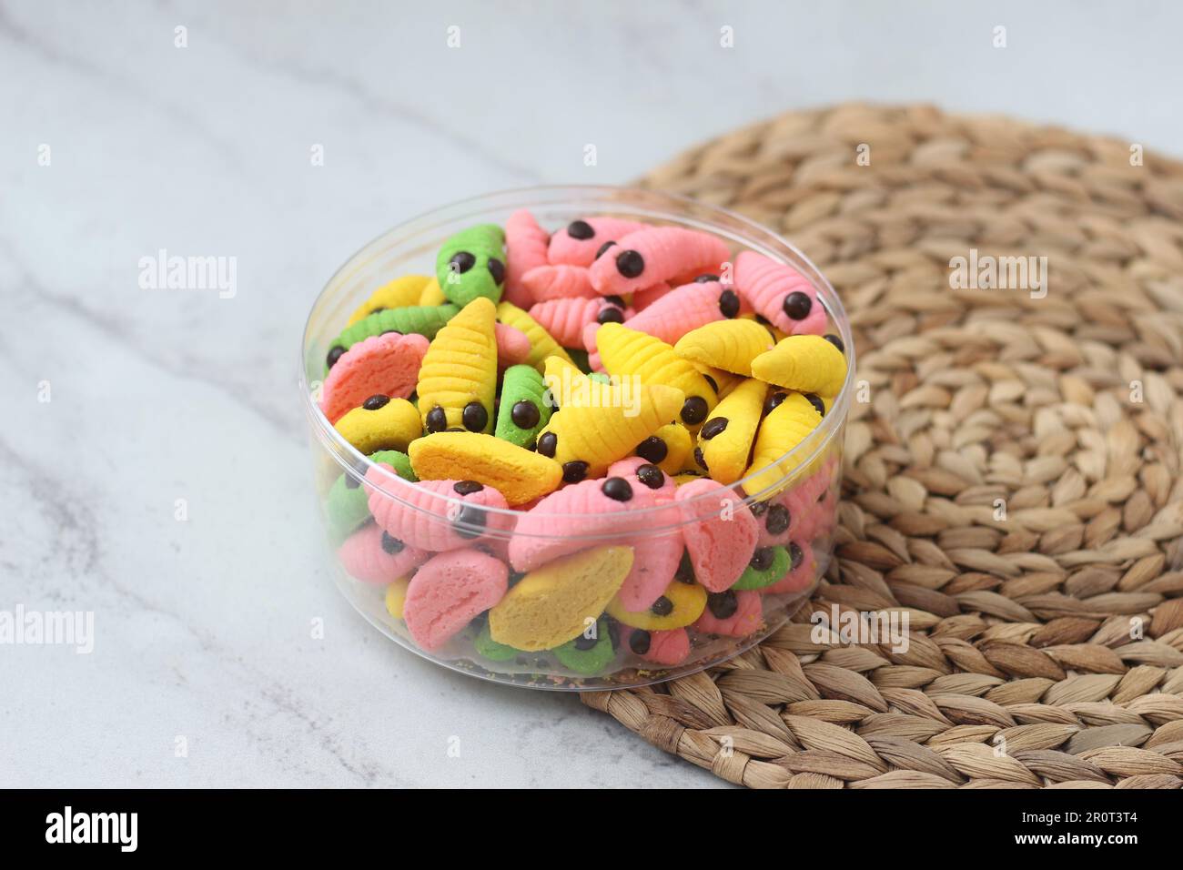 gâteau caterpillar de différentes couleurs. Présenté pendant les vacances Hari Raya ou Eid Al Fitr en Indonésie. Banque D'Images