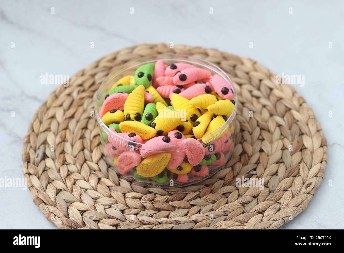 gâteau caterpillar de différentes couleurs. Présenté pendant les vacances Hari Raya ou Eid Al Fitr en Indonésie. Banque D'Images