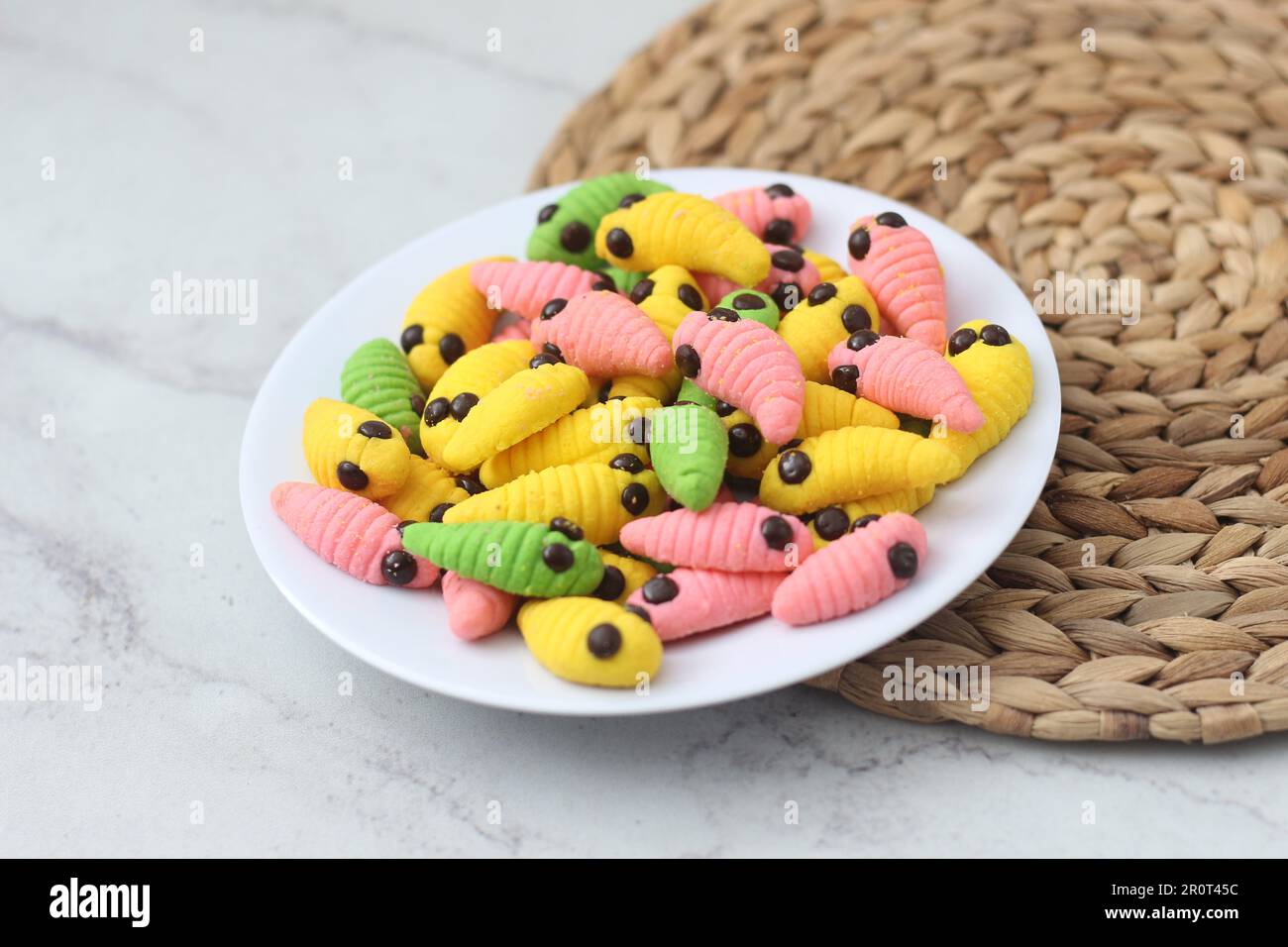 gâteau caterpillar de différentes couleurs. Présenté pendant les vacances Hari Raya ou Eid Al Fitr en Indonésie. Banque D'Images