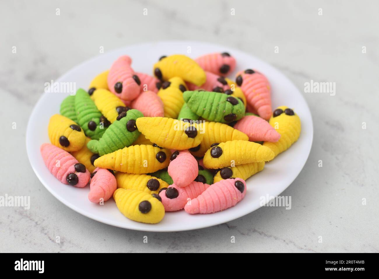 gâteau caterpillar de différentes couleurs. Présenté pendant les vacances Hari Raya ou Eid Al Fitr en Indonésie. Banque D'Images
