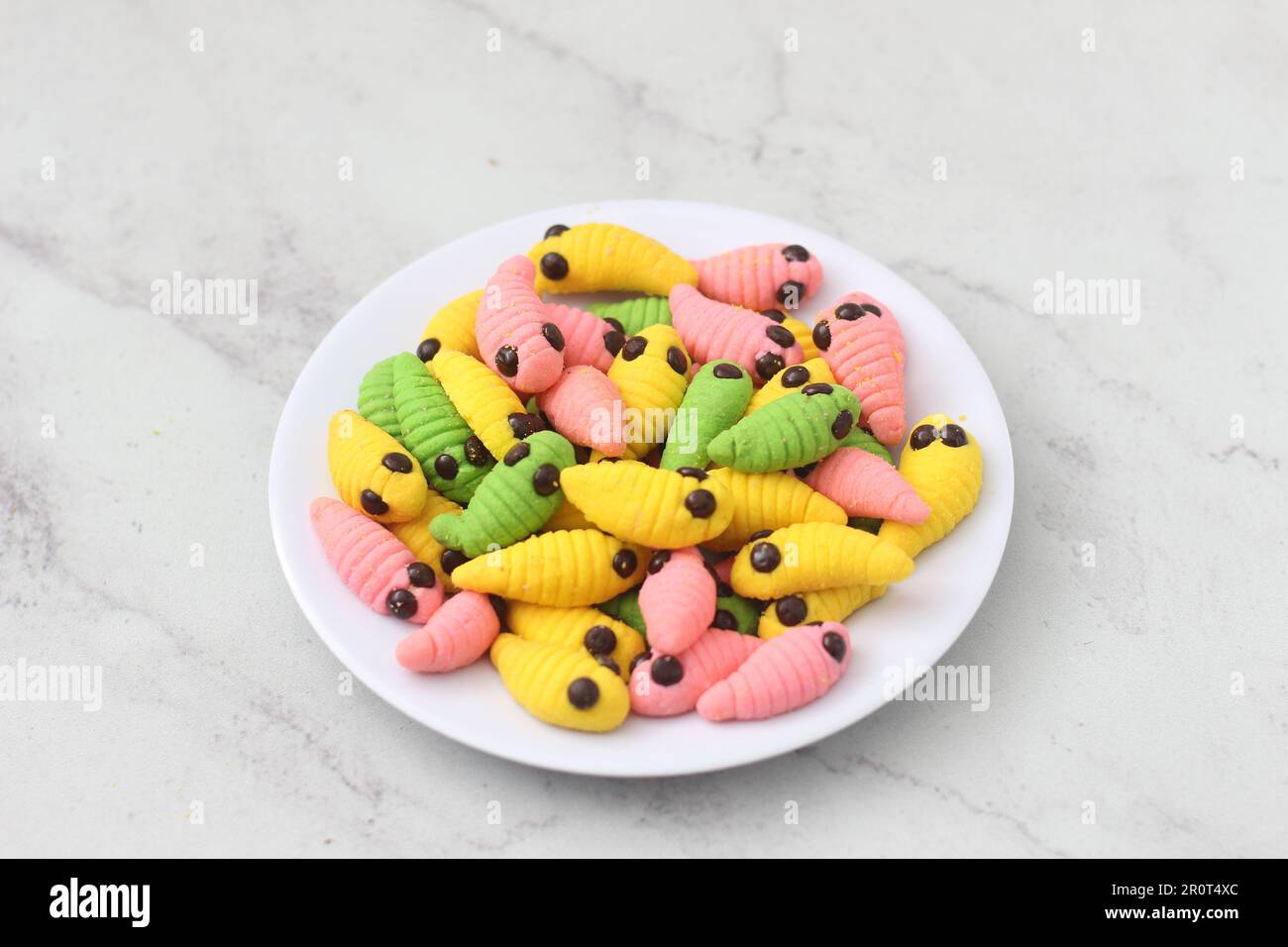gâteau caterpillar de différentes couleurs. Présenté pendant les vacances Hari Raya ou Eid Al Fitr en Indonésie. Banque D'Images