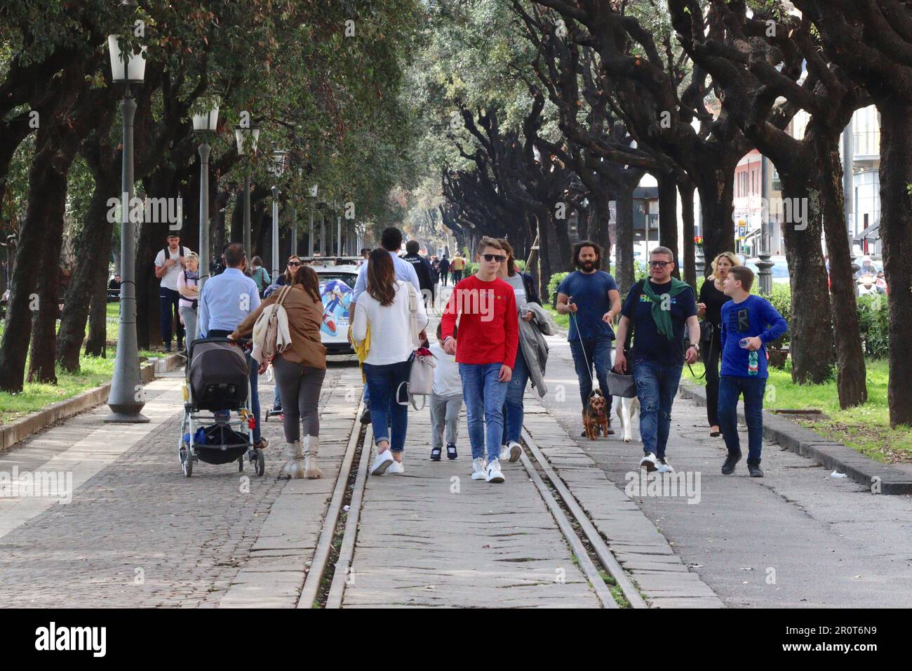 Les Italiens défilent dans leur finery lors d'un Bank Holiday dans l'une des larges avenues entre l'espanade et la route côtière principale, Salerno, Italie avril 2023. Banque D'Images