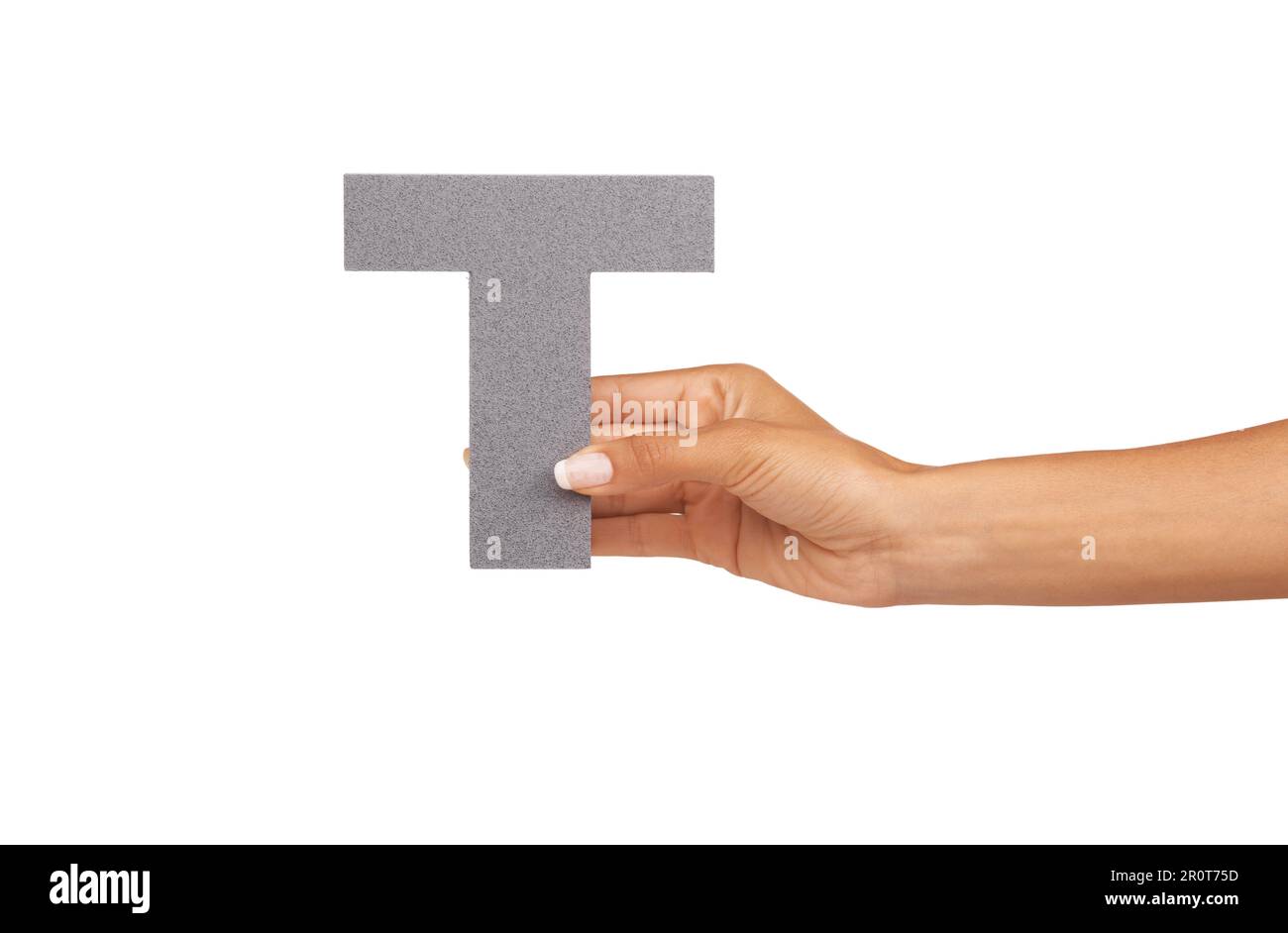 Connaissez votre alphabet à un T - éducation. Une jeune femme tenant une lettre majuscule T isolée sur un fond blanc. Banque D'Images