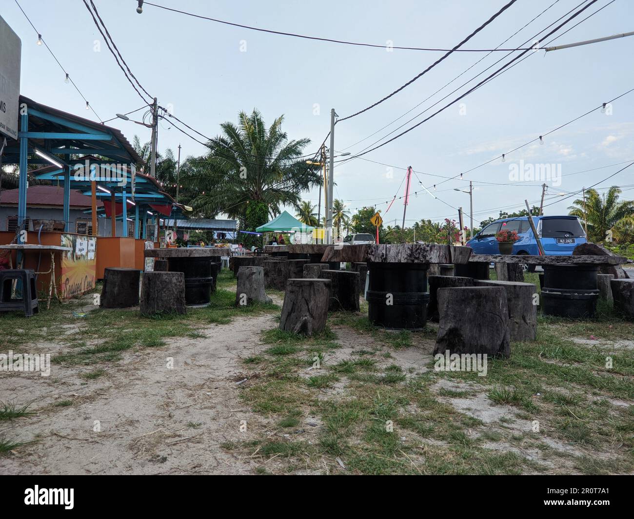 Malaisie, 14 mai 2022 : l'atmosphère des stands de nourriture de bord de route sans clients. Banque D'Images