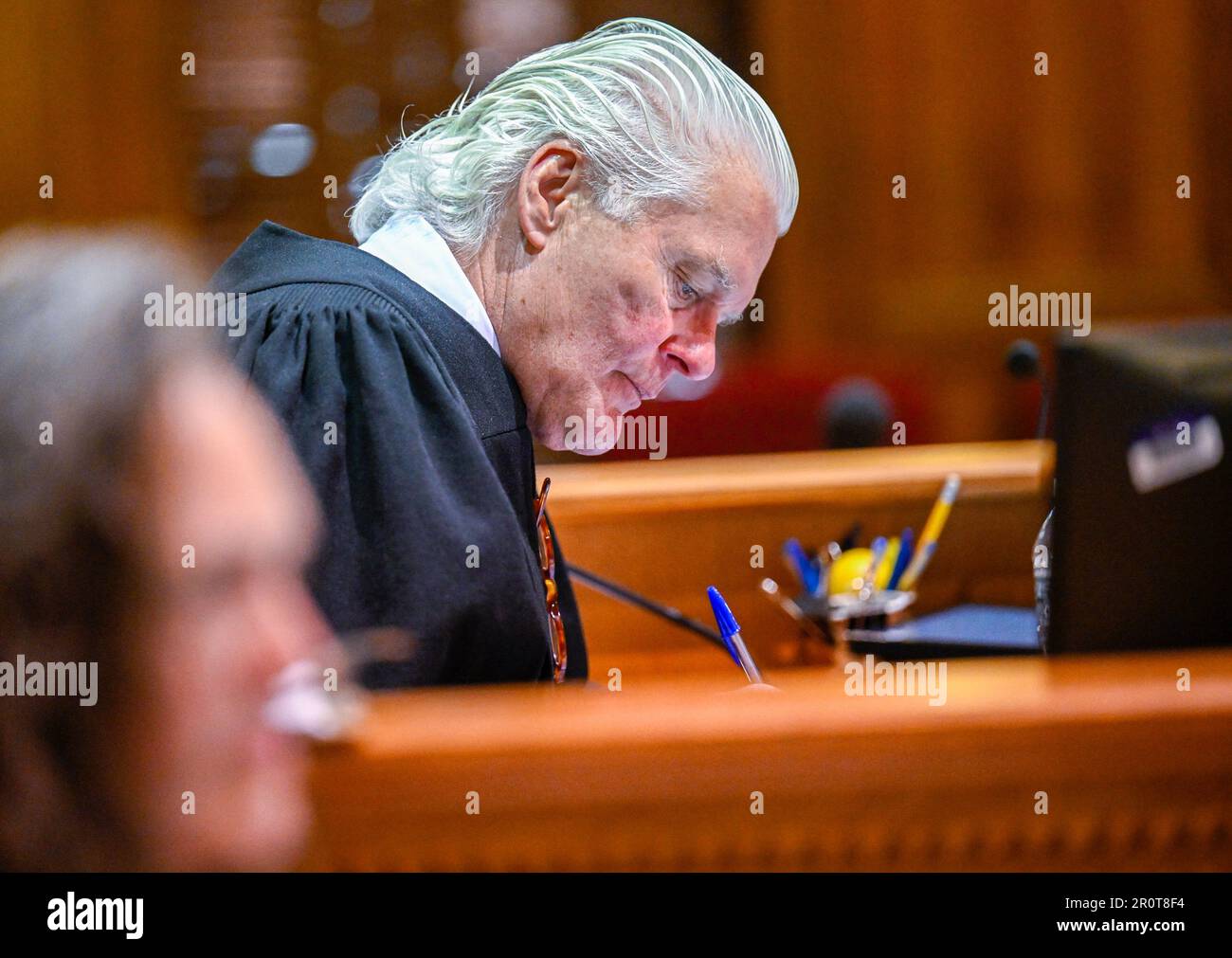 Schoharie, New York, États-Unis. 8th mai 2023. Le juge PETER LYNCH, donne des instructions aux avocats avant d'ouvrir des arguments dans le procès de Nauman Hussain impliquant l'accident de la compagnie de limousine de 2018 qui a tué 20 personnes, lors d'un nouveau procès à Schoharie, New York (Credit image: © Hans Pennink/ZUMA Press Wire) USAGE ÉDITORIAL SEULEMENT! Non destiné À un usage commercial ! Banque D'Images