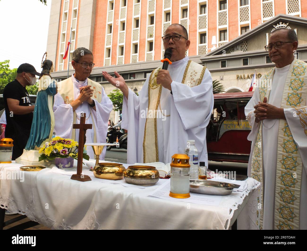 Manille, Philippines. 09th mai 2023. Le père Robert Reyes a officié à la messe commémorant l'élection présidentielle de 9 mai l'an dernier. Des groupes progressistes convergent vers la Plaza Roma, près du bureau principal du COMELEC à Intramuros à Manille, pour lancer une protestation contre la fraude électorale lors de la dernière élection présidentielle. Ils ont également tenu une procession, des messages interconfessionnels, de masse et de solidarité de Rosaire. 9 mai marque un an depuis la victoire du tandem Marcos-Duterte. Ils croient que les résultats des dernières élections ont été truquées. (Photo de Josefiel Rivera/SOPA Images/Sipa USA) crédit: SIPA USA/Alay Live News Banque D'Images