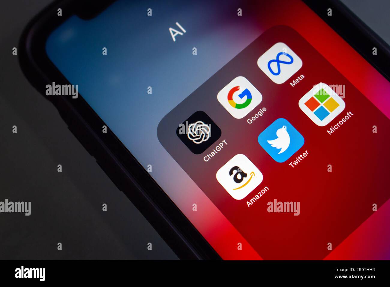 ChatGPT, Google, Meta Platform, inc., Amazon Twitter et les icônes Microsoft vus dans un iPhone. Ai chat bot, apprentissage en profondeur ai race de compétition concept Banque D'Images