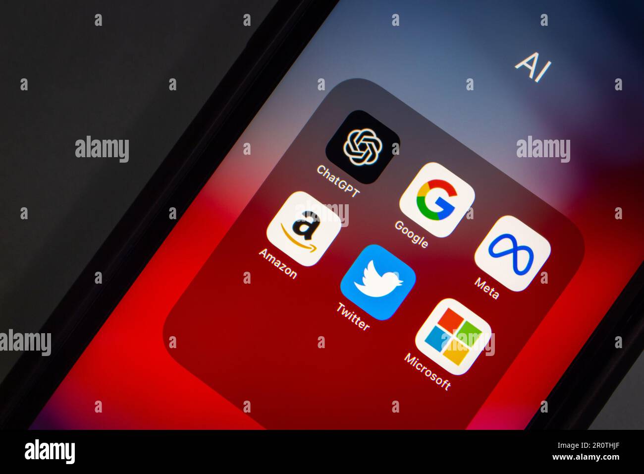 ChatGPT, Google, Meta Platform, inc., Amazon Twitter et les icônes Microsoft vus dans un iPhone. Ai chat bot, apprentissage en profondeur ai race de compétition concept Banque D'Images