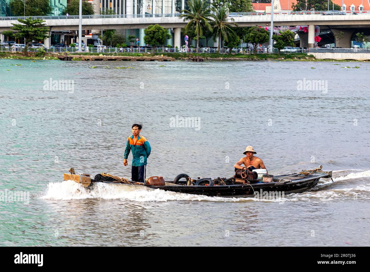 Pêcheurs vietnamiens en bateau sur la rivière Sai Gon, Ho Chi Minh ville, Vietnam Banque D'Images