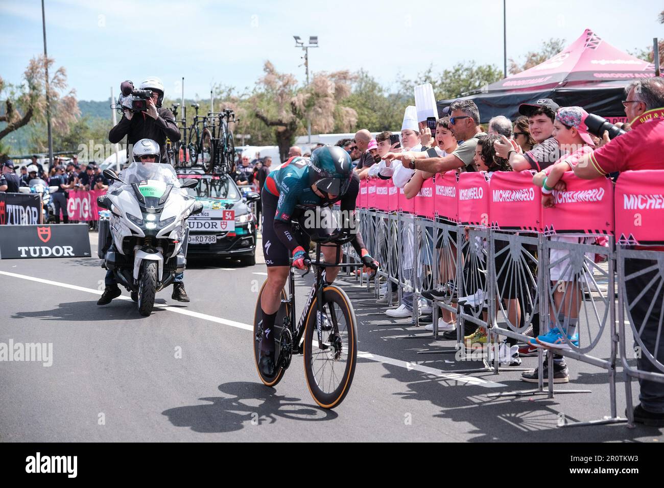 Nico Denz d'Allemagne et Team BORA - Hansgrohe sprints lors de la première étape Chrono du 106th Giro d'Italia 2023 à Costa dei Trabocchi. Banque D'Images