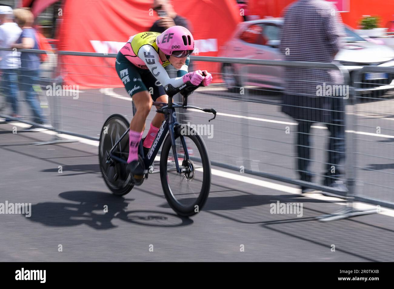 Magnus Cort du Danemark et Team EF Education Easypost sprints lors de la première étape Chrono du Giro d'Italia 2023 106th à Costa dei Trabocchi. Banque D'Images