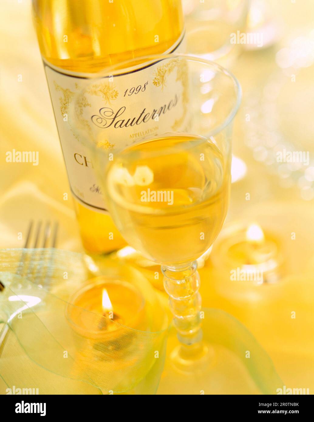 Sauternes wine glass Banque de photographies et d'images à haute résolution  - Alamy
