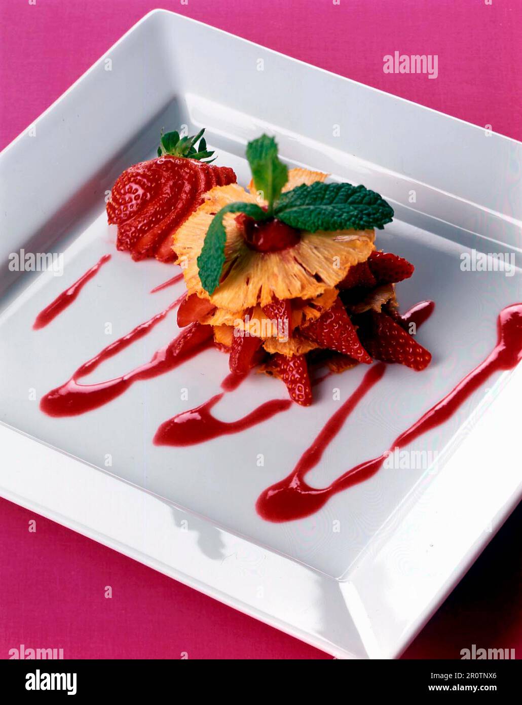 Ananas féuillantine avec purée de fraises Banque D'Images