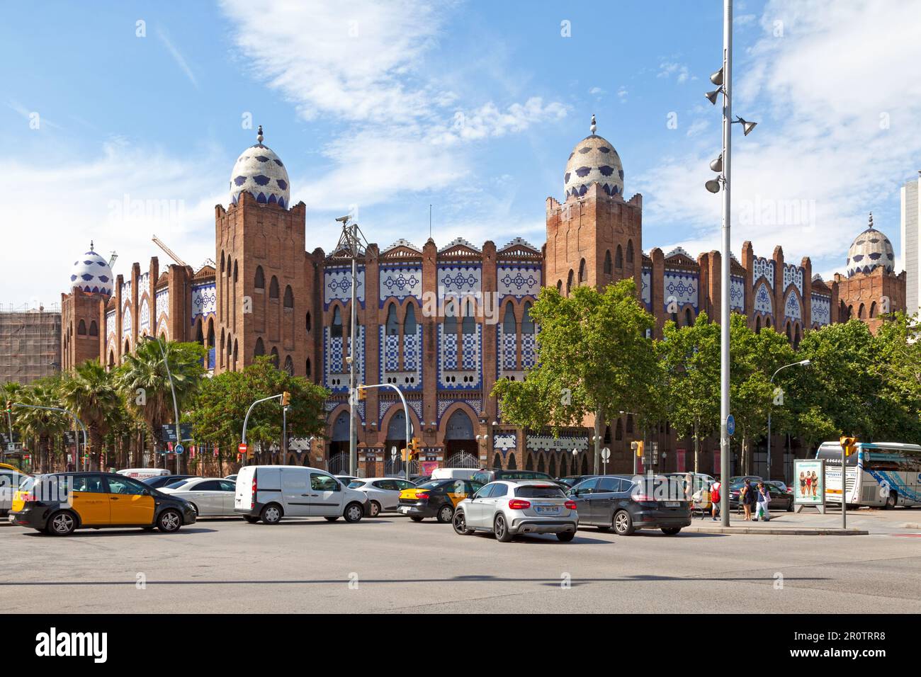Barcelone, Espagne - 08 juin 2018: Voitures passant par El Monumento. Banque D'Images