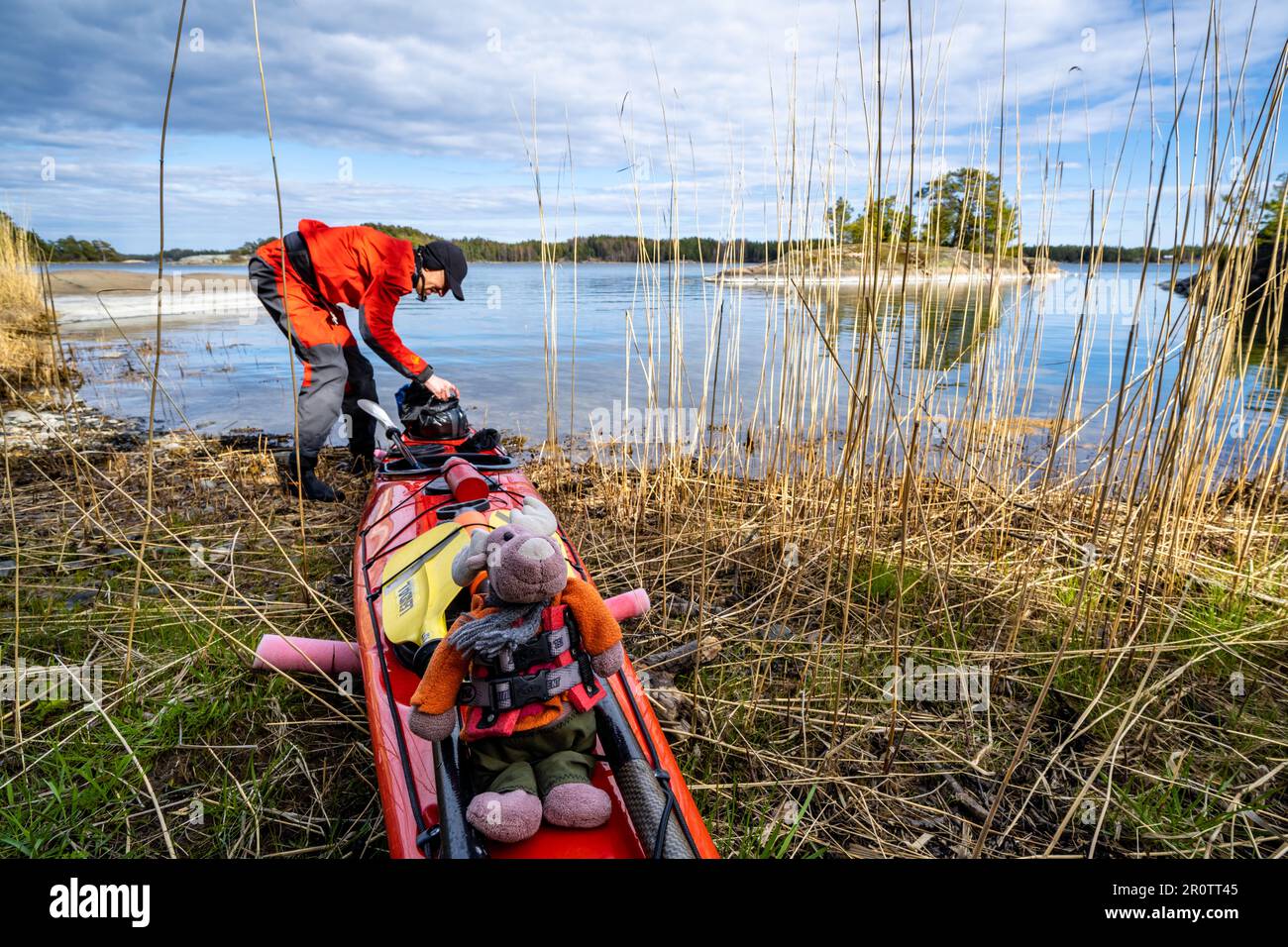 Arrivée à l'île de Orrörarna avec un kayak, Inkoo, Finlande Banque D'Images
