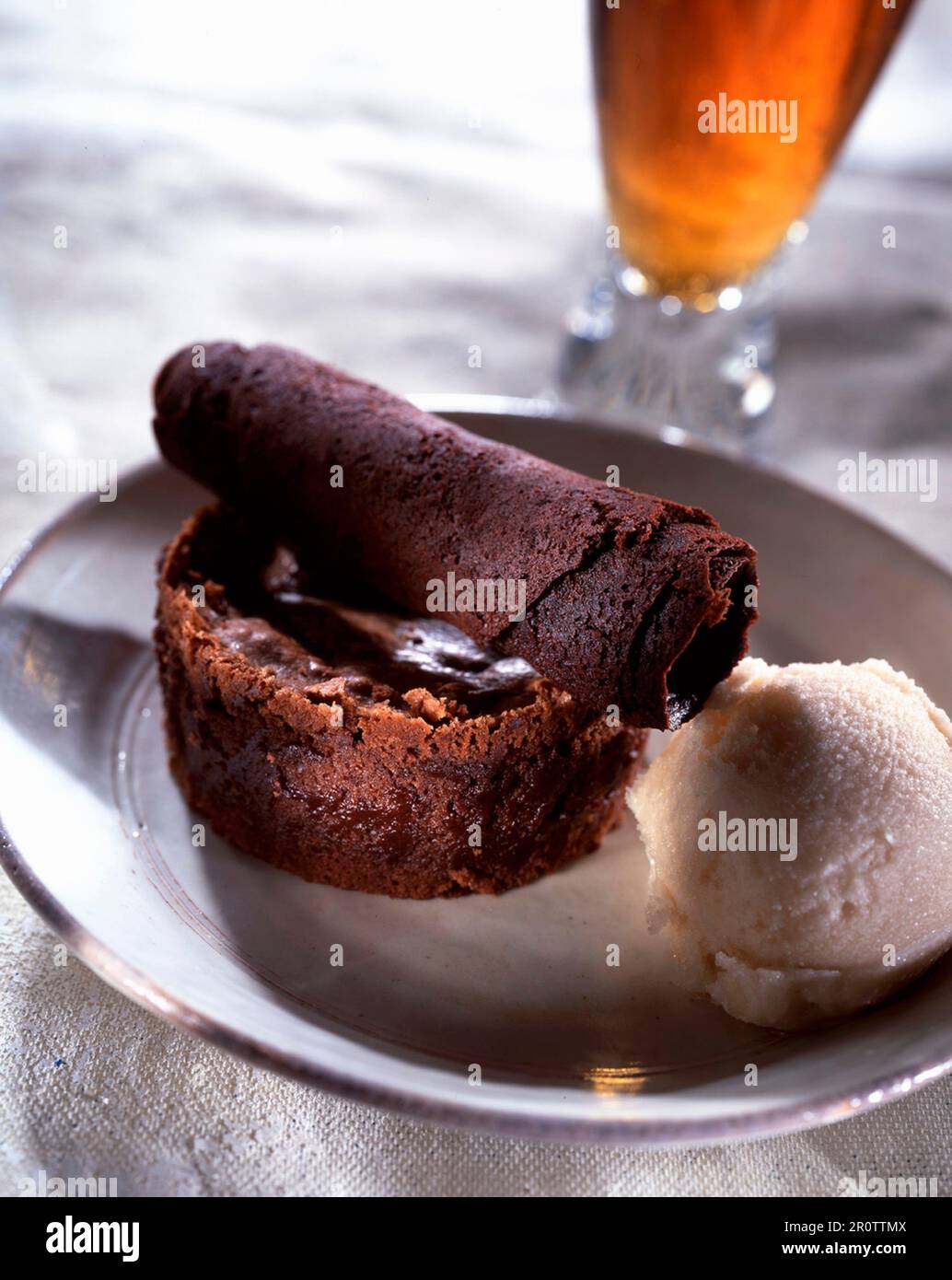 Gâteau chaud au chocolat, sorbet à la bière avec rhum des îles Banque D'Images