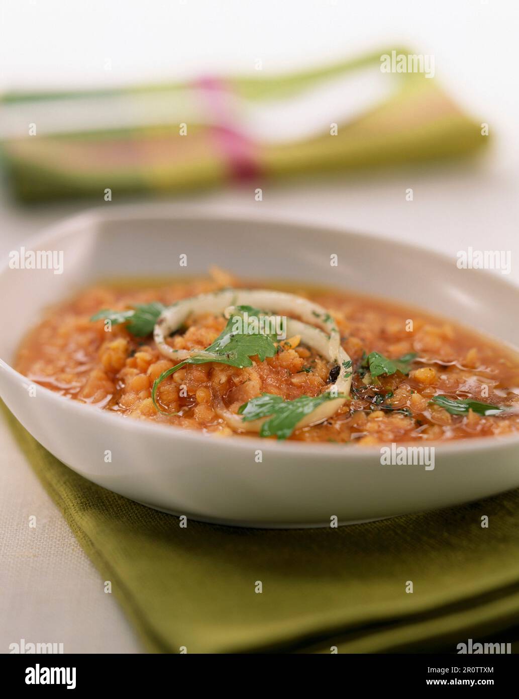 couper la soupe aux pois et aux lentilles avec de la coriandre Banque D'Images