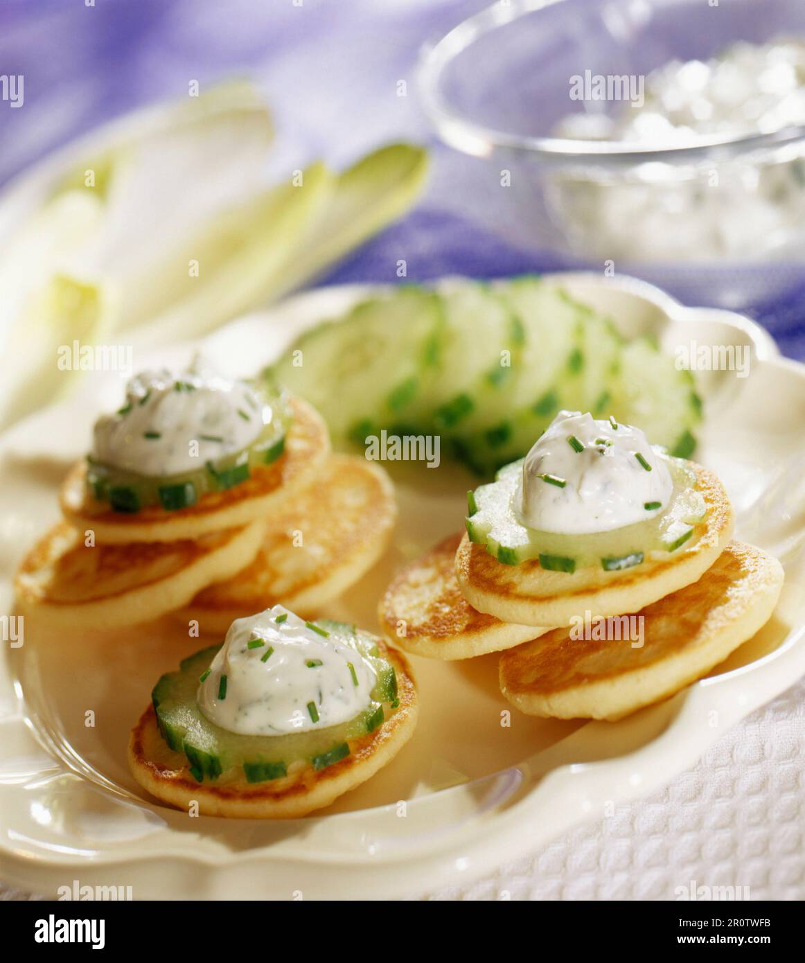 Blinis et crème de concombre Banque D'Images