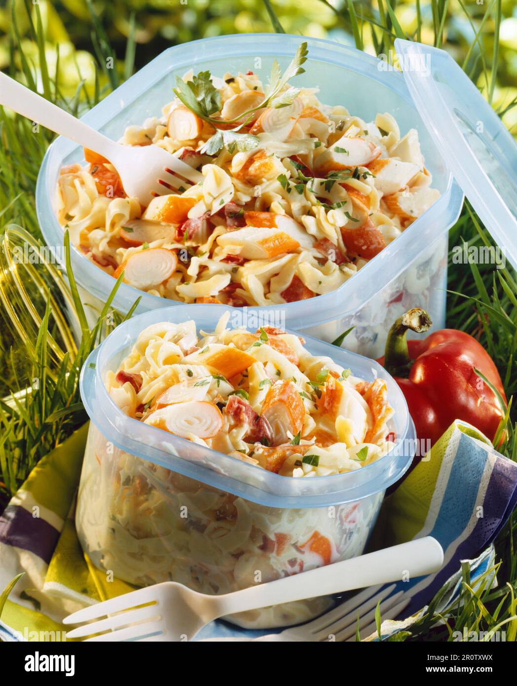 Salade de pâtes et de surimi Banque D'Images