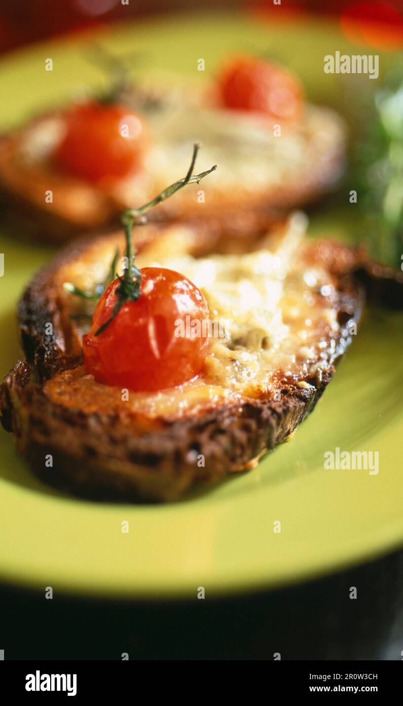 Fromage de chèvre et tomates sur pain grillé Banque D'Images