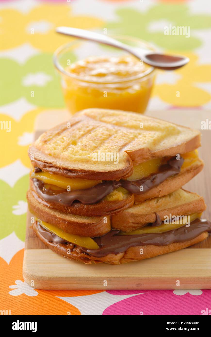 Sandwich grillé au chocolat et à la mangue Banque D'Images