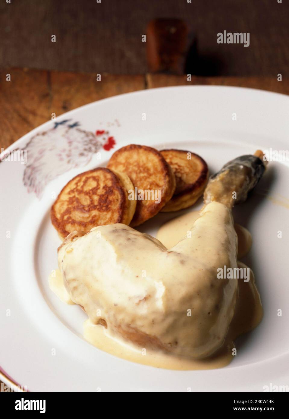 Pied de volaille et crème Fricassée avec petites galettes de pommes de terre Banque D'Images