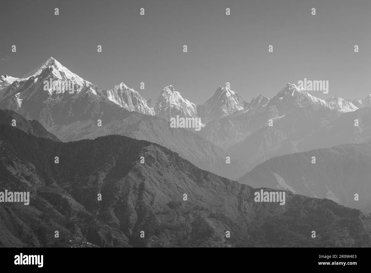 Magnifique paysage himalayan dans la brume matinale, noir et blanc. Sommets enneigés et montagnes de l'Himalaya, monochrome. La nature de l'Himalaya. Banque D'Images