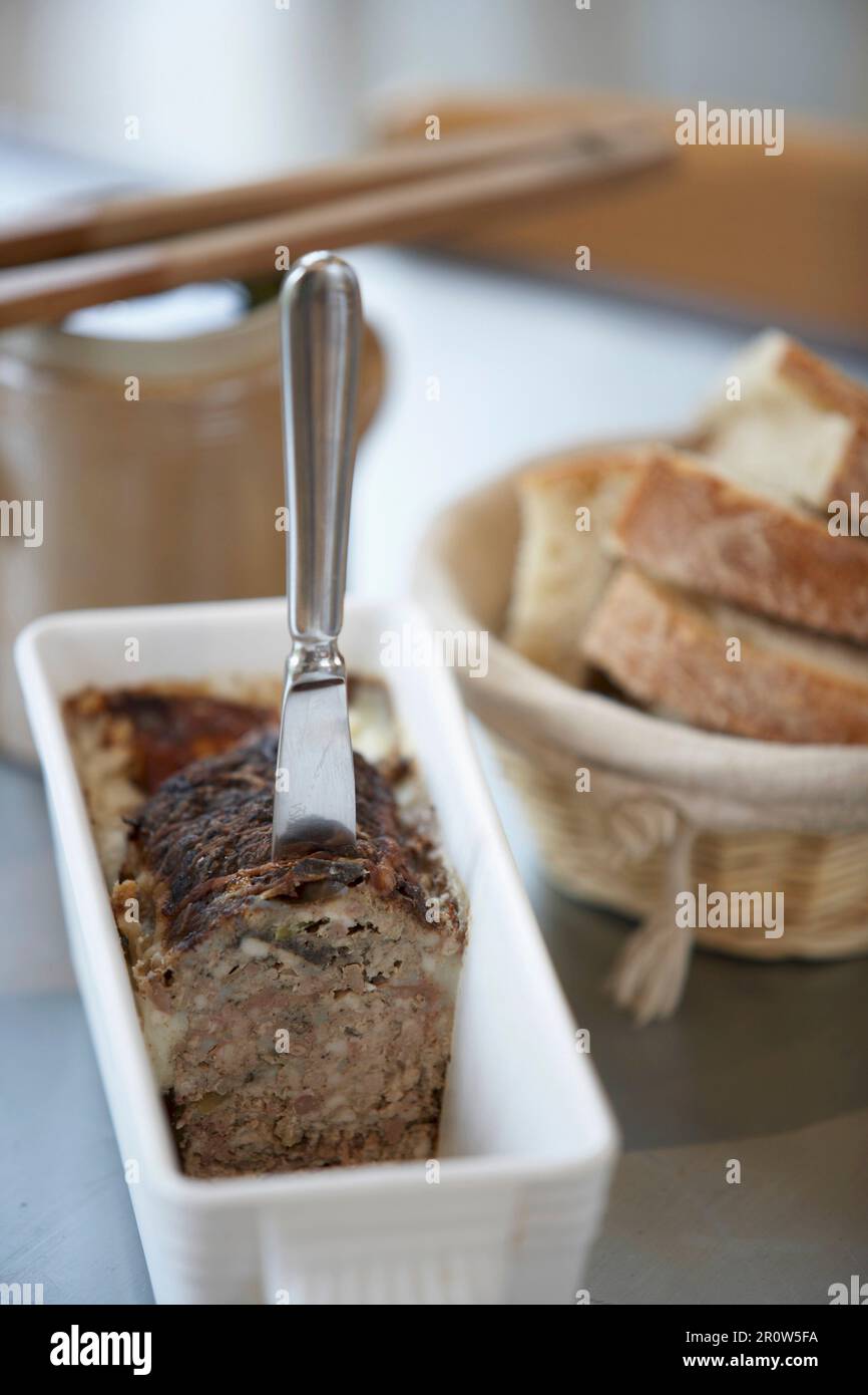 Ferme paté, baguette et un pot de cornichons Banque D'Images