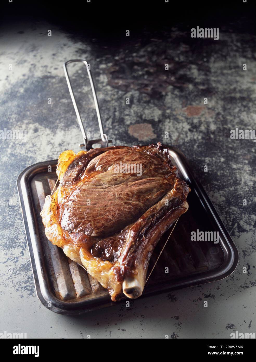Hacher le bœuf cuit dans une poêle à viande Photo Stock - Alamy