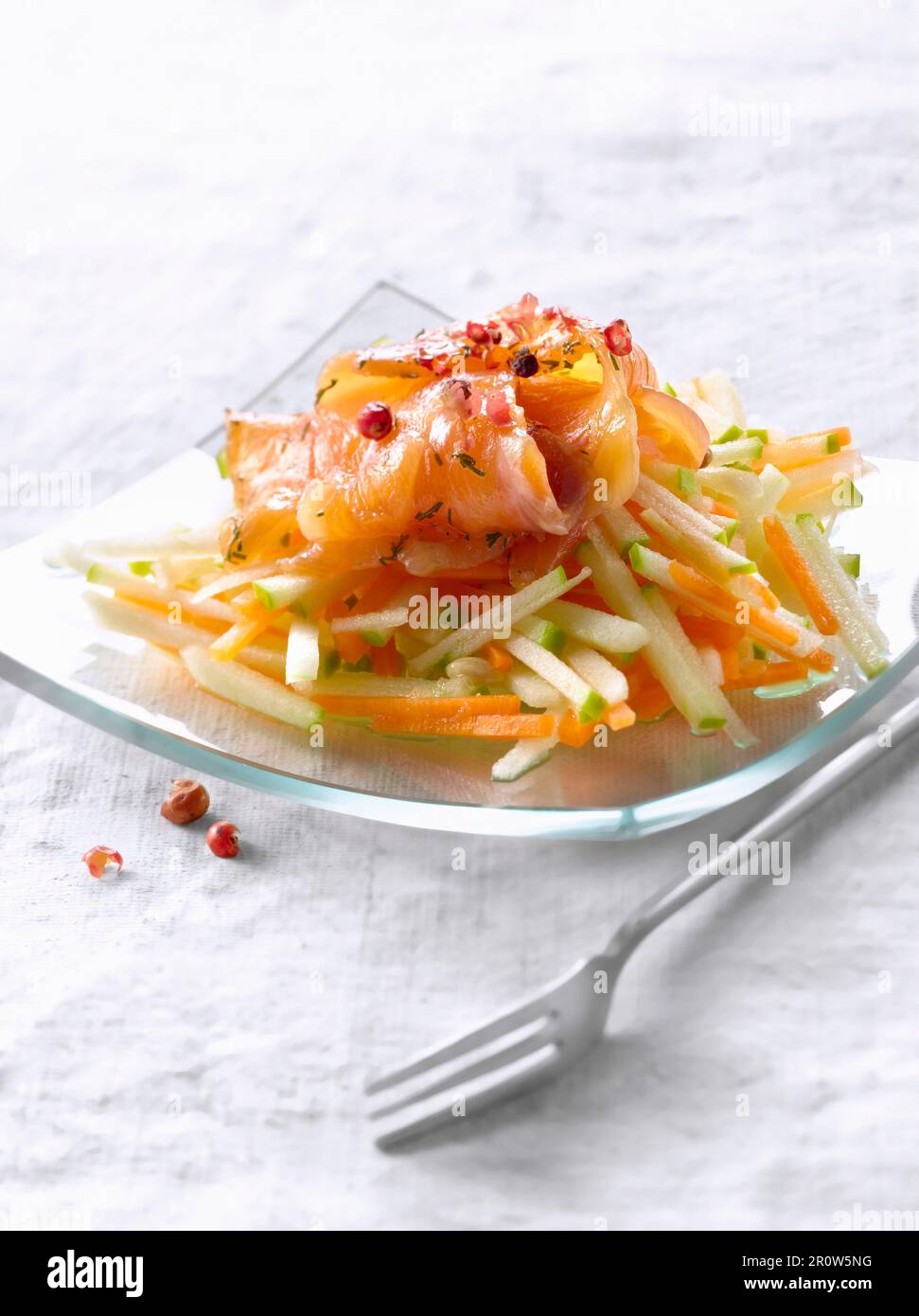 Gravlax de saumon aux carottes salade gingembre et Apple Banque D'Images