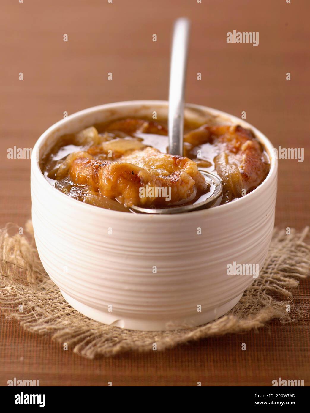 Gratinée à l'oignon , soupe traditionnelle à l'oignon français Banque D'Images