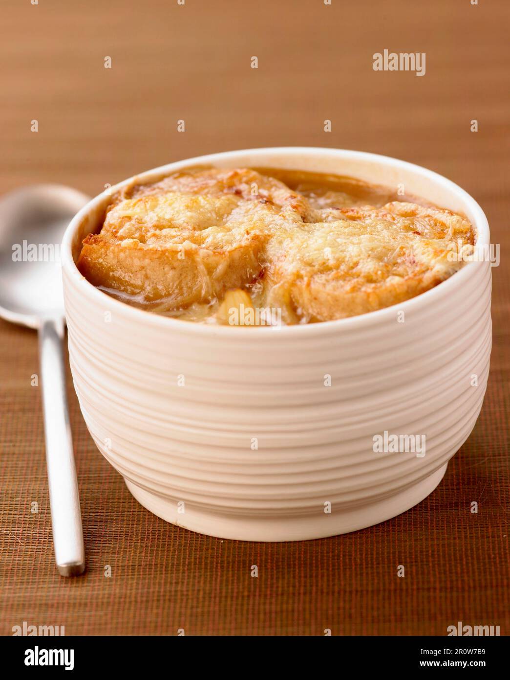 Gratinée à l'oignon, soupe traditionnelle à l'oignon français Banque D'Images