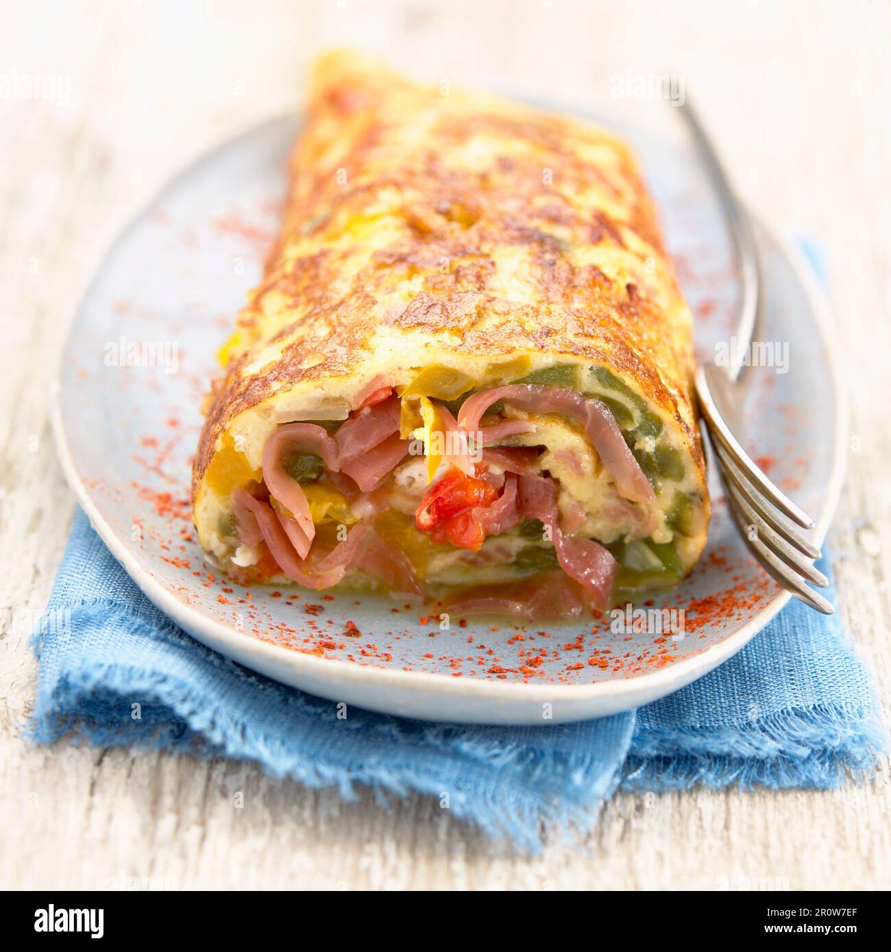 Omelette roulée au jambon, aux légumes et au poivre d'Espelette de