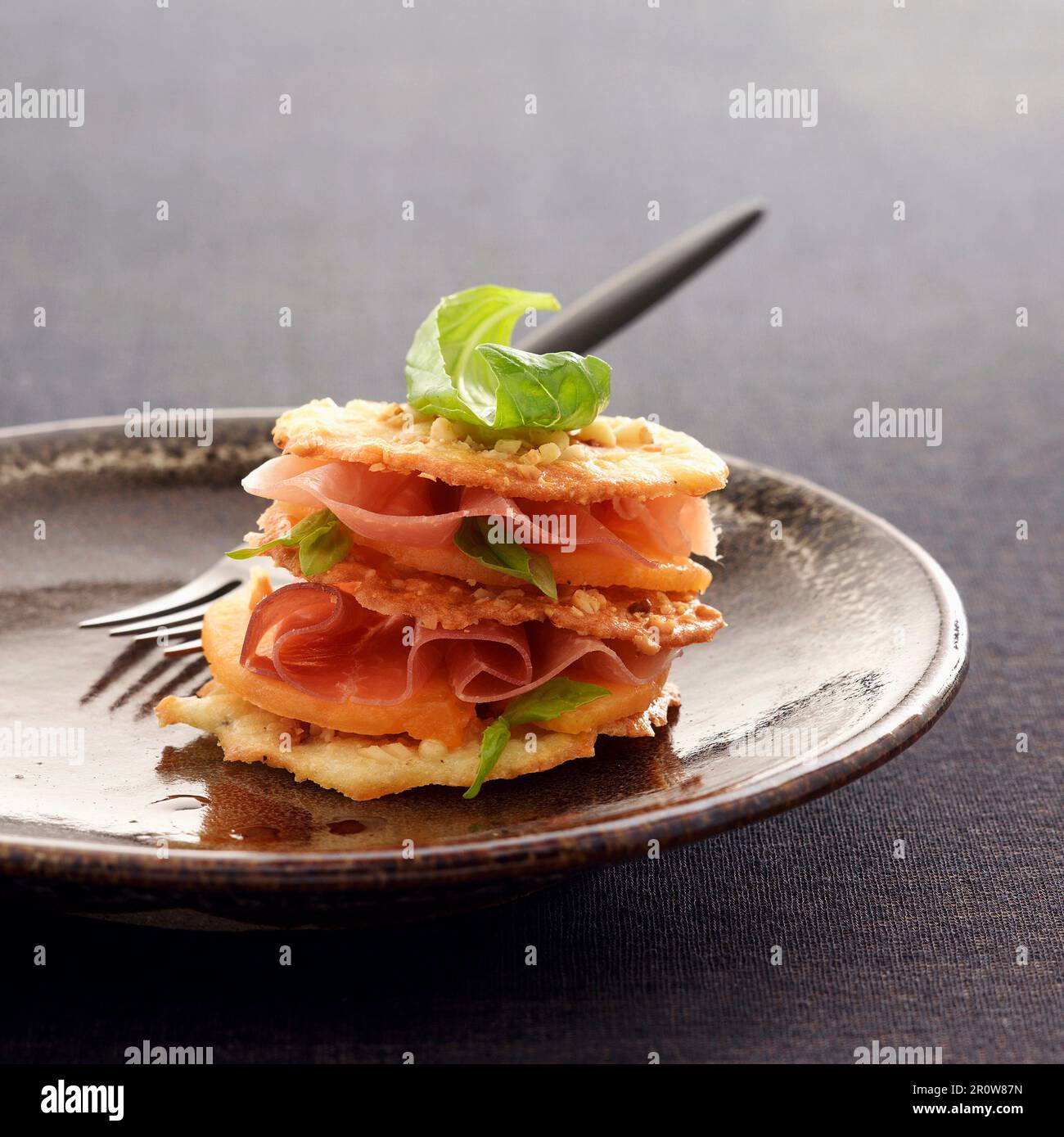 Melon et jambon cru Mille-feuille avec sauce Port Banque D'Images