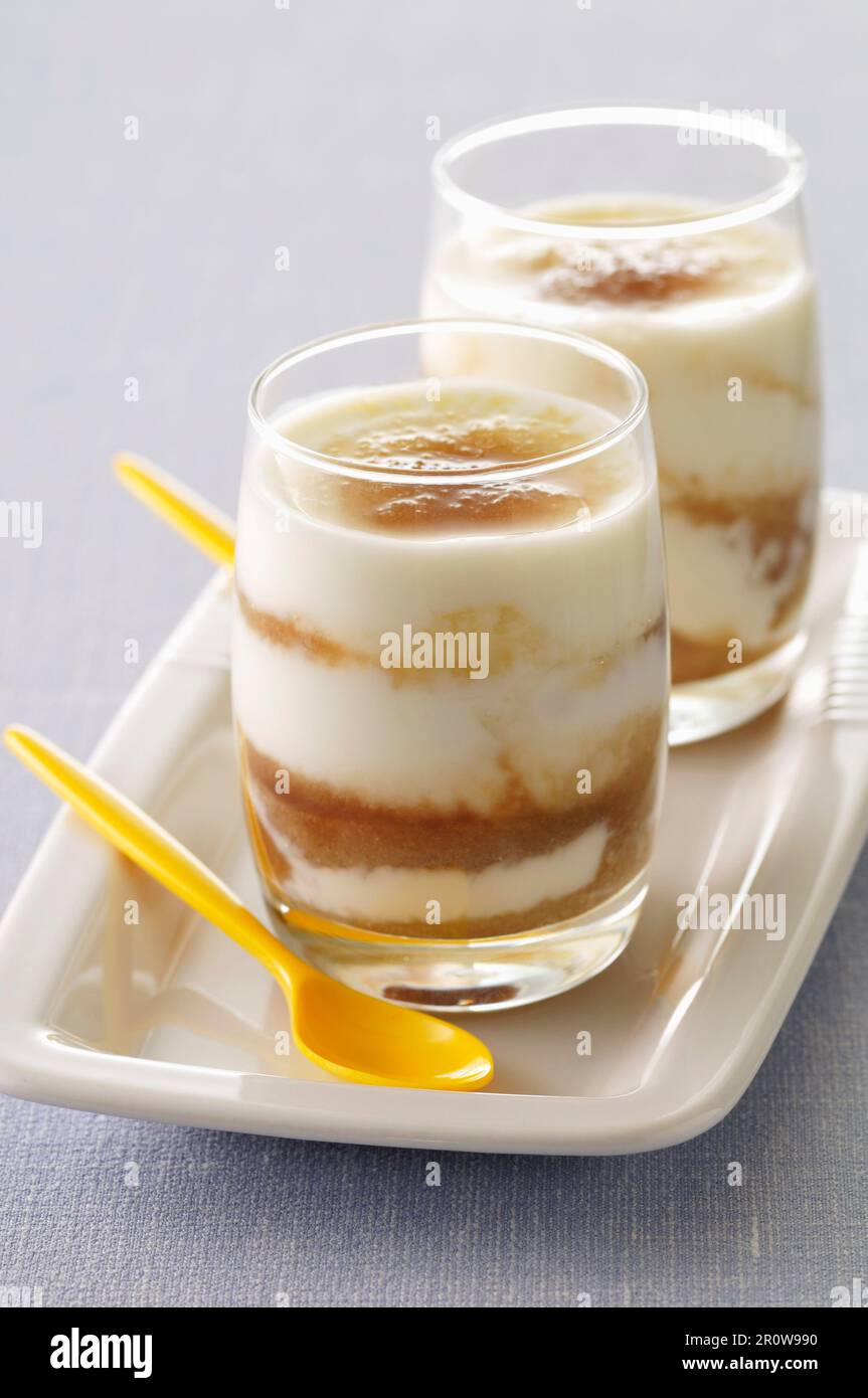 Yaourts à la cassonade Banque D'Images