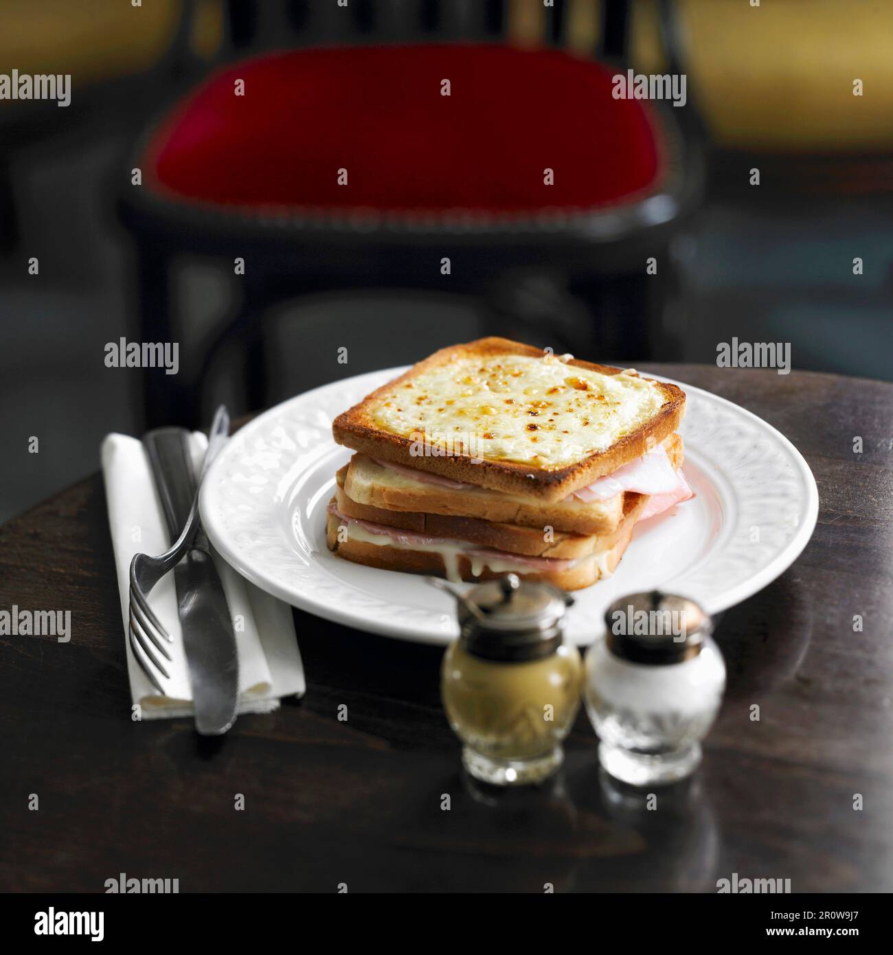 Sandwich grillé au jambon et au fromage recouvert de fromage grillé Banque D'Images