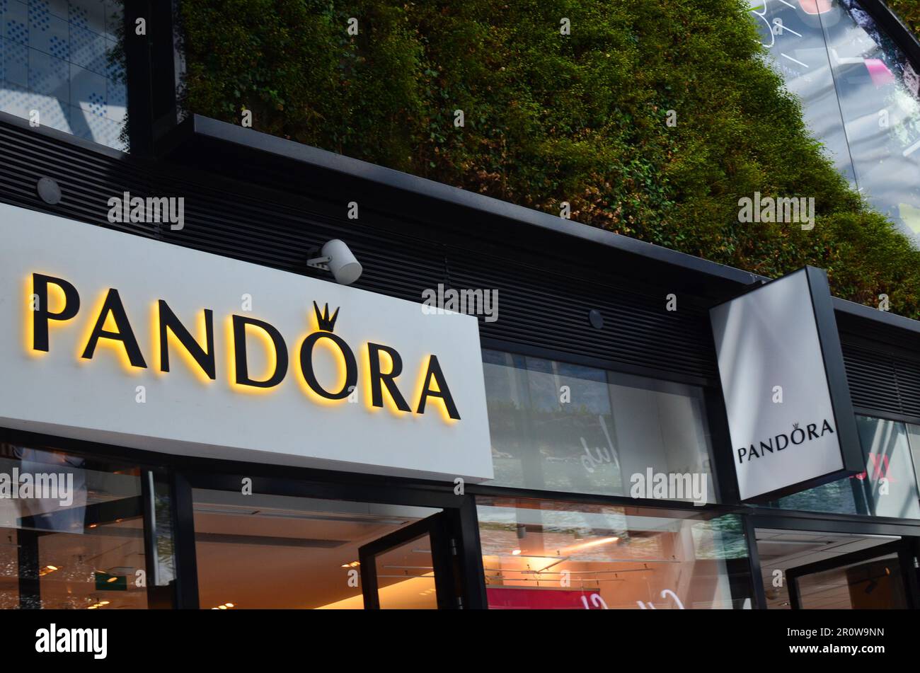 La Haye, pays-Bas - 2 mai 2022 : extérieur de la boutique de bijoux Pandora  sur la rue de la ville Photo Stock - Alamy