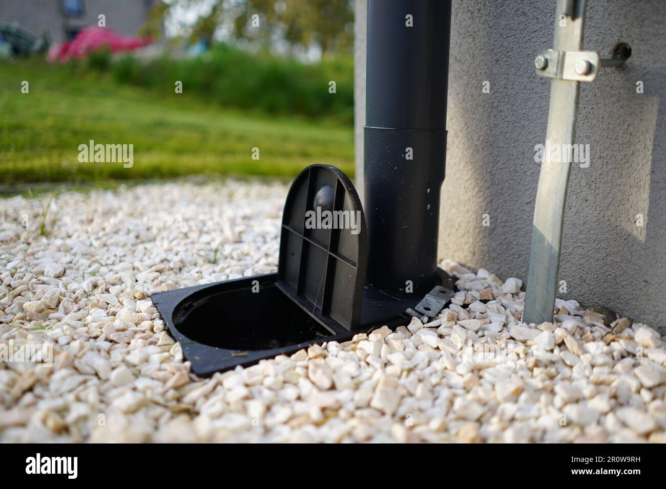 Écoulement d'une gouttière. Installation de la gouttière de toit. Banque D'Images