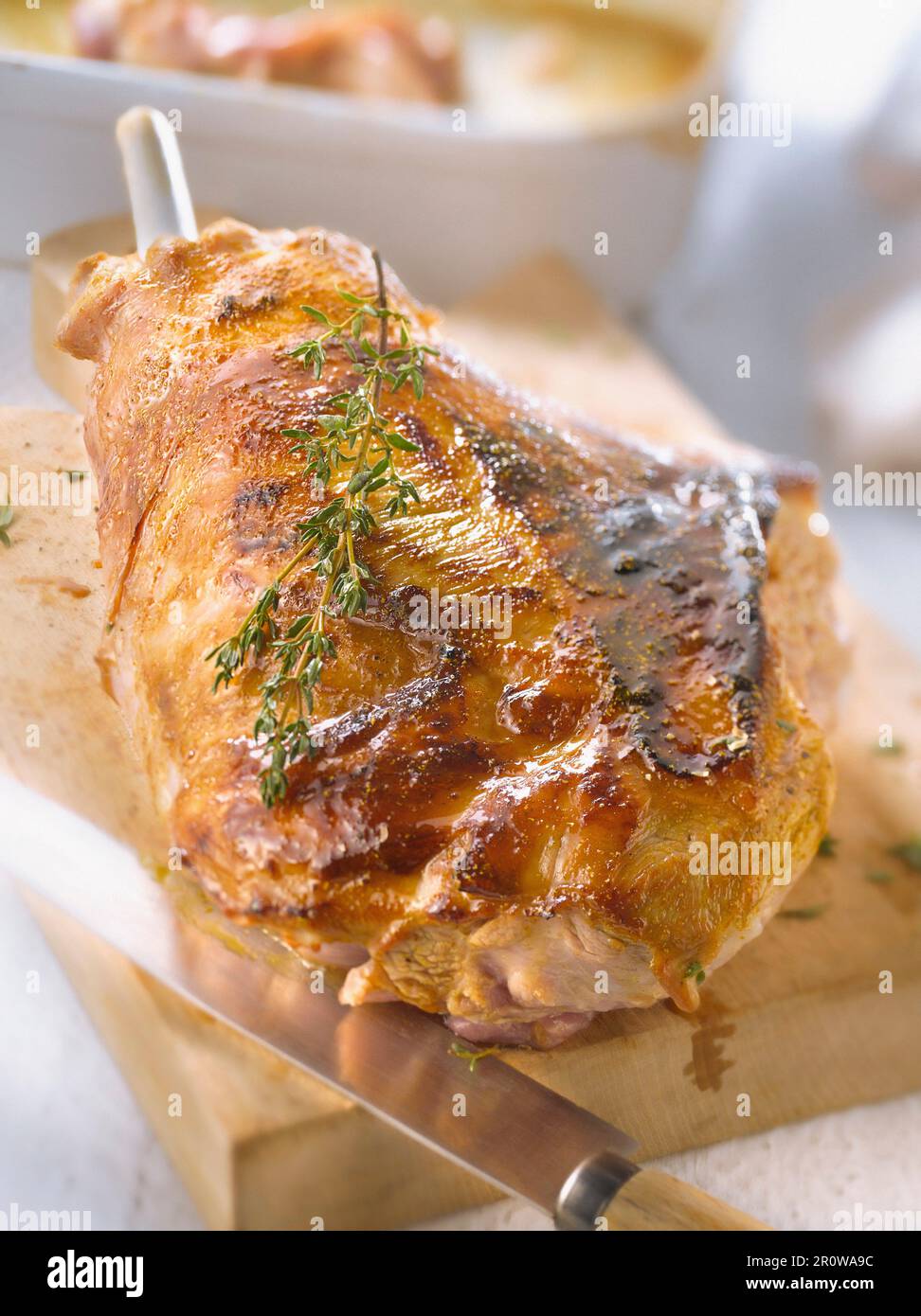 Gigot d'agneau rôti au miel, à la moutarde et au curry Banque D'Images