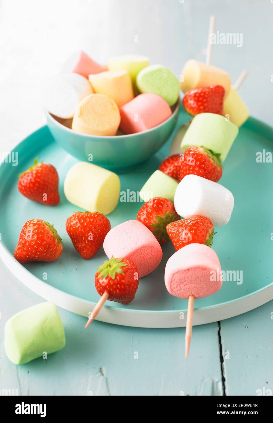 Brochettes de fraises et guimauves Banque D'Images