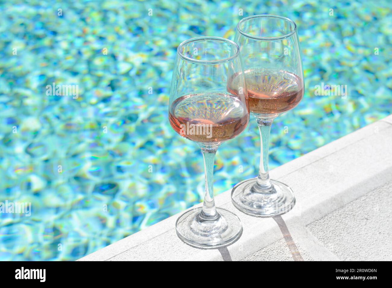 Verres de délicieux vin de rose au bord de la piscine Photo Stock - Alamy