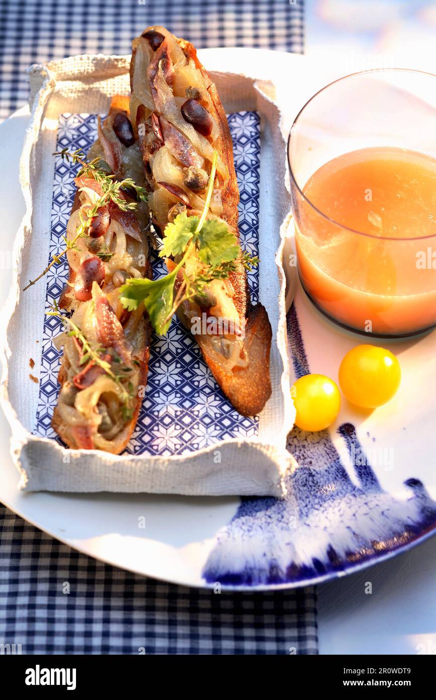Ciboules, anchois, olives et câpres sur toasts Banque D'Images