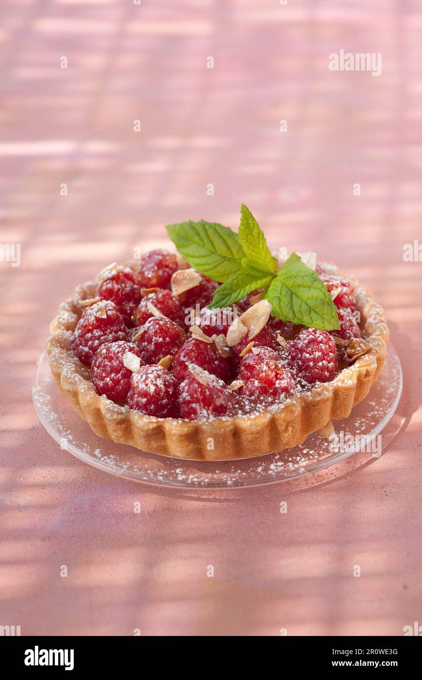 Tarte à la crème aux framboises et aux amandes Banque D'Images