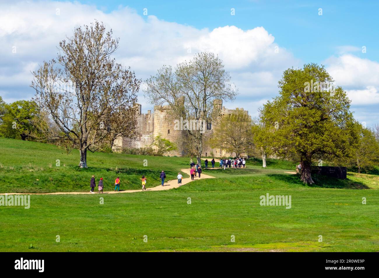 Les visiteurs se promènent dans le parc jusqu'au château de Bodiam, dans l'est du Sussex, au Royaume-Uni Banque D'Images