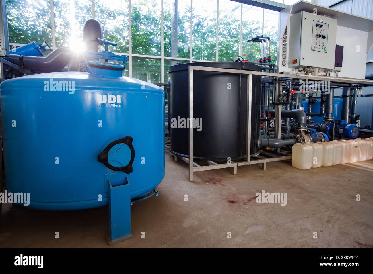 Province d'Aktobe, Kazakhstan - 05 mai 2012 : système de filtration et de purification de l'eau par osmose pour l'approvisionnement en gaz à effet de serre. Réservoir de stockage d'eau et console bleus. Banque D'Images